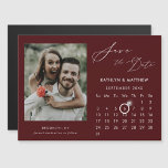 Moderne rode elegante scriptfoto Sla de datum op Magnetische Uitnodiging<br><div class="desc">Modern Red Elegant Script 'Save the Date' Magnetische Kaart met aangepaste kalender met een prachtige foto. Laat je familie, vrienden en collega’s weten dat je met deze elegante kaart een datum hebt vastgesteld voor je huwelijksfeest. Als u de ringmarkering wilt verplaatsen > klik op blauw ‘Personaliseren’ > klik hieronder op...</div>