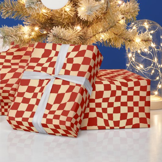 Moderne Rode en Gouden Checker Patroon Kerstmis Cadeaupapier (Feestdagen)