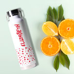 Moderne rode en witte polka stippen waterfles<br><div class="desc">Een leuk rood stippenpatroon accentueert de onderkant van deze waterfles gepersonaliseerd met jouw naam verticaal gedrukt in chique letters aan beide zijden.</div>