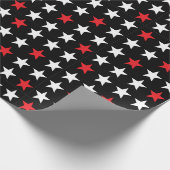 Moderne rode en witte sterren op zwart cadeaupapier (Hoek)