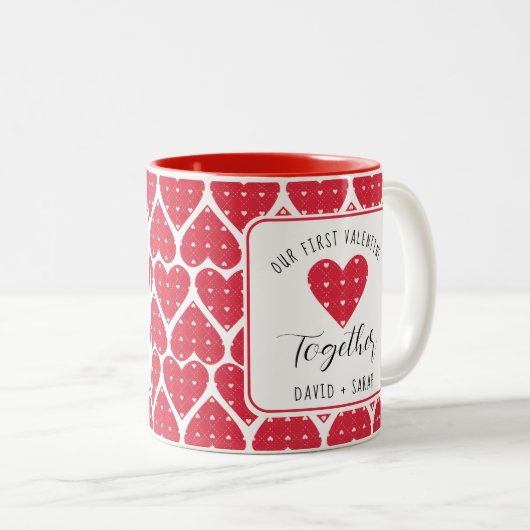 Moderne Rode Harten Onze Eerste Valentijnsdag Same Tweekleurige Koffiemok (Voorkant rechts)