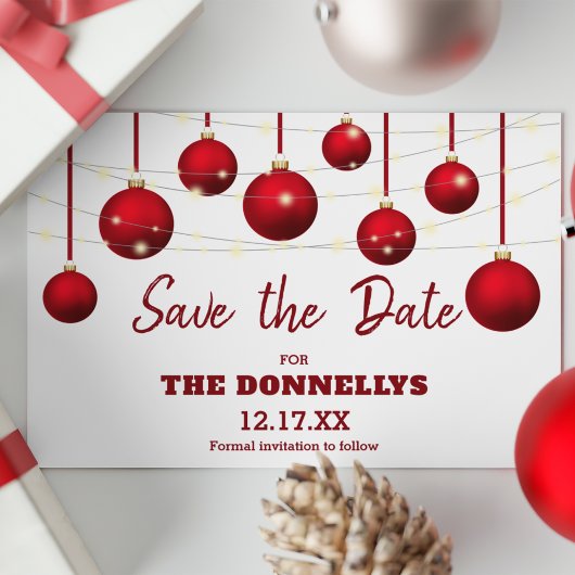 Moderne Rode Kerstbal Kerstfeest 'Save the Date' Aankondigingskaart