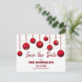 Moderne Rode Kerstbal Kerstfeest 'Save the Date' Aankondigingskaart (Staand voorkant)