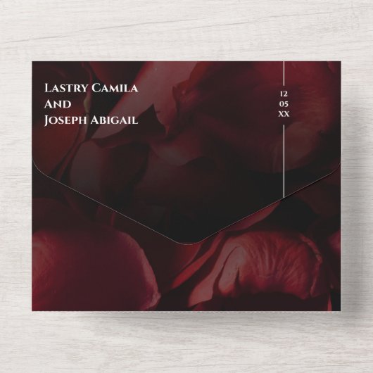 Moderne rode rozen in één bruiloft all in one uitnodiging (Achterkant)