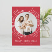 Moderne Rode Sunburst Vrolijk Kerstfeest 2 Foto Feestdagenkaart (Staand voorkant)