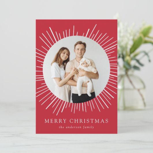 Moderne Rode Sunburst Vrolijk Kerstfeest 2 Foto Feestdagenkaart (Staand voorkant)