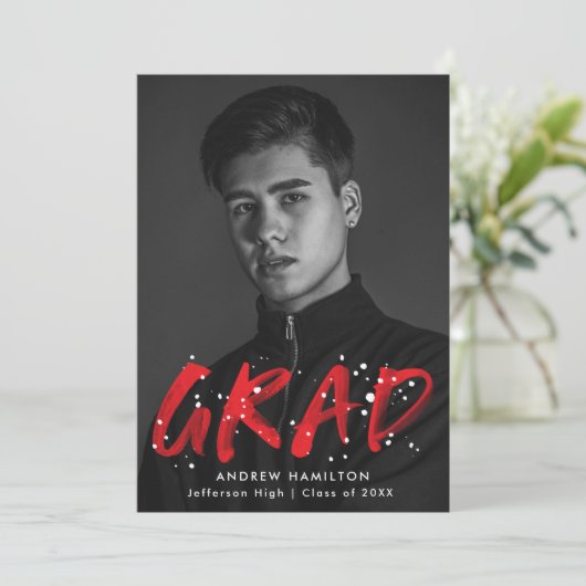 Moderne Rode Verf Splatter Foto Graduation Party Kaart (Staand voorkant)