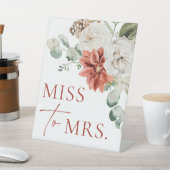 Moderne Rode Winter Kerstmis Miss naar Mrs Sign Reclamebord Met Voetstuk (Insitu)