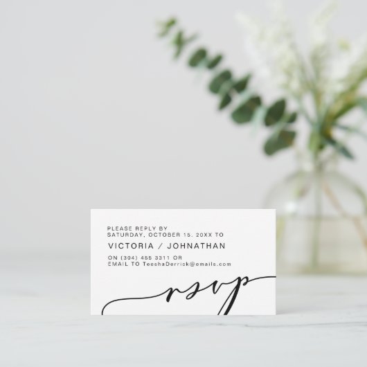 Moderne Romance, zwart script, bruiloft RSVP Informatiekaartje (Staand voorkant)