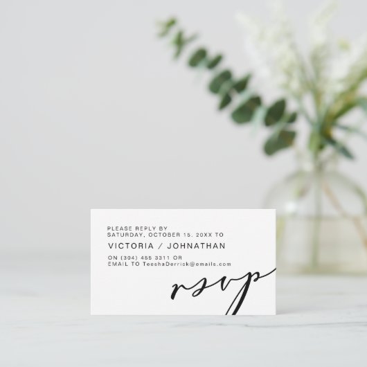 Moderne Romance, zwart script, bruiloft RSVP Informatiekaartje (Staand voorkant)