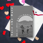 Moderne Romantic Black and White Arch Photo Weddin Save The Date<br><div class="desc">Deze elegante en moderne foto sparen de datumuitnodiging kenmerkt een romantische zwarte en witte koppel foto in een boog, die door moderne gekromde witte typografie op een zwarte en witte achtergrond wordt omringd. De typografie voegt een aanraking van verfijning toe en trekt het oog op de prachtige foto van het...</div>