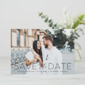 Moderne romantische foto met zwarte tekstoverlay save the date (Staand voorkant)