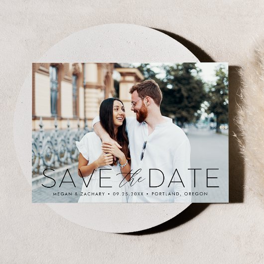Moderne romantische foto met zwarte tekstoverlay save the date