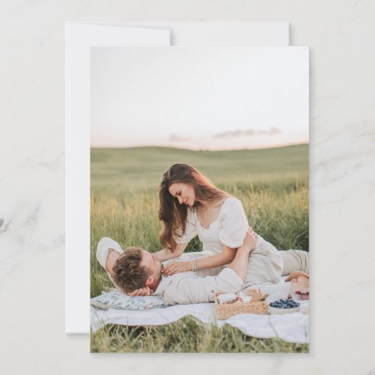 Moderne romantische foto Monogram Overlay Bruiloft Kaart (Achterkant)