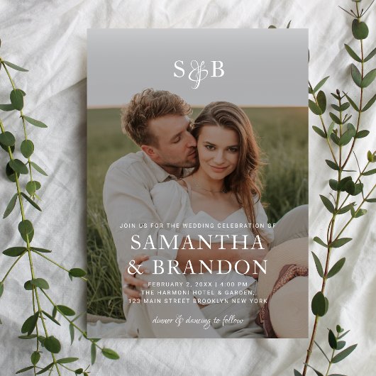 Moderne romantische foto Monogram Overlay Bruiloft Kaart