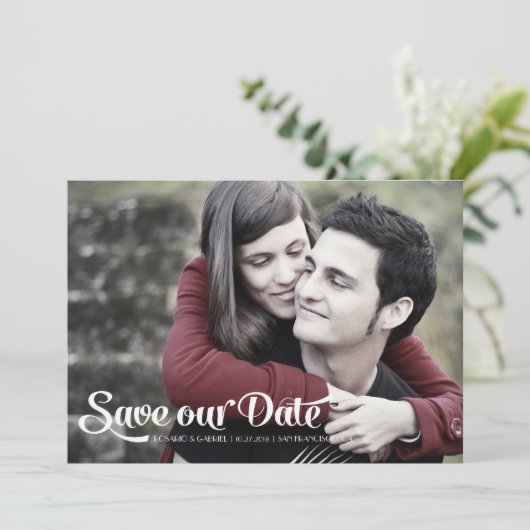Moderne romantische scriptfoto Sla de datum op Save The Date (Staand voorkant)