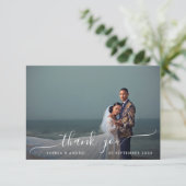 Moderne romantische witte kalligrafie foto bruilof bedankkaart (Staand voorkant)