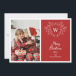 Moderne rood & wit stijlvolle kam 2 foto's feestdagenkaart<br><div class="desc">Verspreid kerstvreugde met dit elegante en moderne wenskaart met een witte lijn kunst maretak ontwerp omlijsten een klassieke kam gemakkelijk aanpasbaar met uw initialen over een feestelijke rode achtergrond. Voeg een van uw favoriete familieportretten toe aan de linkerkant van deze vakantiepas en een tweede aan de achterkant.</div>