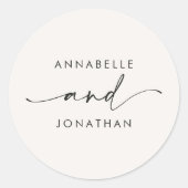 Moderne roomzwarte minuscule hedendaagse bruiloft ronde sticker (Voorkant)