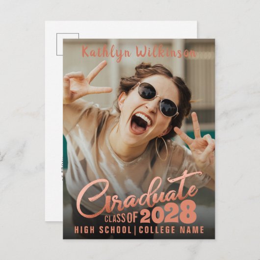 Moderne Roos Gold Elegant Script Photo Afstuderen Aankondigingskaart (Voorkant / Achterkant)