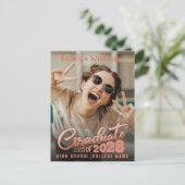 Moderne Roos Gold Elegant Script Photo Afstuderen Aankondigingskaart (Staand voorkant)