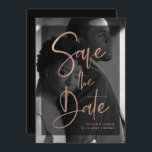 Moderne Roos Gold en zwarte bekleding | Foto Save The Date<br><div class="desc">Deze moderne, elegante bruiloft, behalve de datakaarten, is voorzien van je eigen persoonlijke foto die de achtergrond volledig bedekt. Een zuivere zwarte bekleding bevat de faux gouden trendy van het roos manuscripttypografie, en er is meer ruimte voor uw informatie op de rug van de kaart. Een glam, stijlvol uiterlijk waar...</div>