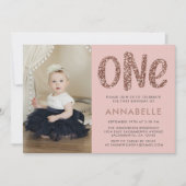 Moderne Roos Gold Faux Glitter First Birthday Foto Kaart (Voorkant)