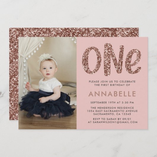 Moderne Roos Gold Faux Glitter First Birthday Foto Kaart (Voorkant / Achterkant)