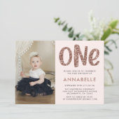 Moderne Roos Gold Faux Glitter First Birthday Foto Kaart (Staand voorkant)