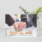 Moderne Roos Gold Foil Save the Date Script Floral (Staand voorkant)