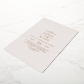 Moderne Roos Gold Foil Script Blush Casual bruilof Folie Uitnodiging (Gedraaid)