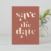 Moderne Roos Gold Foil Typografie Sparen de Datum Folie Uitnodiging (Staand Voorkant)