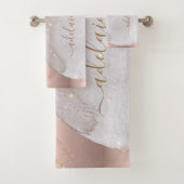 Moderne Roos Gold Glitter Monogram Chic Script Nam Bad Handdoek (Insitu)