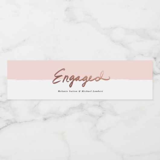 Moderne Roos Gold Handwrited Engaged Waterfles Etiket (Enkel label)