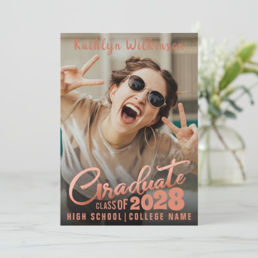 Moderne Roos Gold legant Script 2 Foto Afstuderen Aankondiging (Staand voorkant)