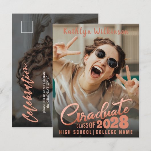 Moderne Roos Gold legant Script 2 Foto Afstuderen Uitnodiging Briefkaart (Voorkant / Achterkant)