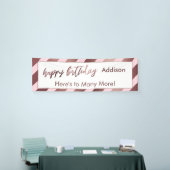 Moderne Roos Gold Pastel Pink Stripe Happy Birthda Spandoek (Beurs)