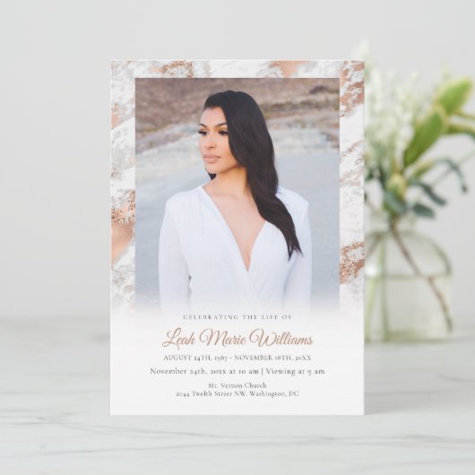 Moderne Roos Gold Pink Marble Memorial Funeral Programmakaart (Staand voorkant)