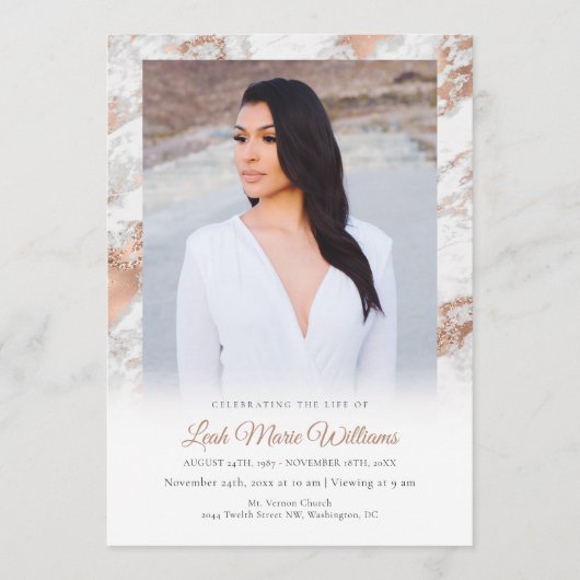 Moderne Roos Gold Pink Marble Memorial Funeral Programmakaart (Voorkant)