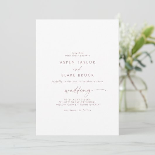Moderne Roos Gold Script Couple & Parents Wedding Kaart (Staand voorkant)