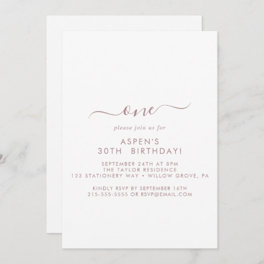 Moderne Roos Gold Script First Birthday Party Kaart (Voorkant / Achterkant)