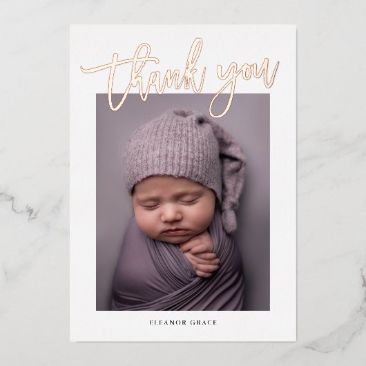 Moderne Roos Gold Script Foto Baby Hartelijk dank Folie Uitnodiging (Voorkant)
