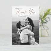 Moderne Roos Gold Script Photo Wedding Bedankkaart (Staand voorkant)