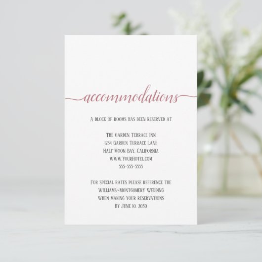 Moderne Roos Gold Script Wedding Accommodations Informatiekaartje (Staand voorkant)