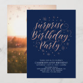 Moderne Roos Gold Surprise foto Birthday Party Kaart (Voorkant / Achterkant)