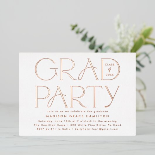 Moderne Roos Gold Typografie Graduation Party Folie Uitnodiging (Staand Voorkant)