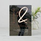 Moderne roos gouden ampersand noemt foto's bruilof folie uitnodiging (Staand Voorkant)