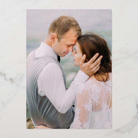 Moderne Roos voor fotoweddenschappen Gold Folie Uitnodiging (Achterkant)