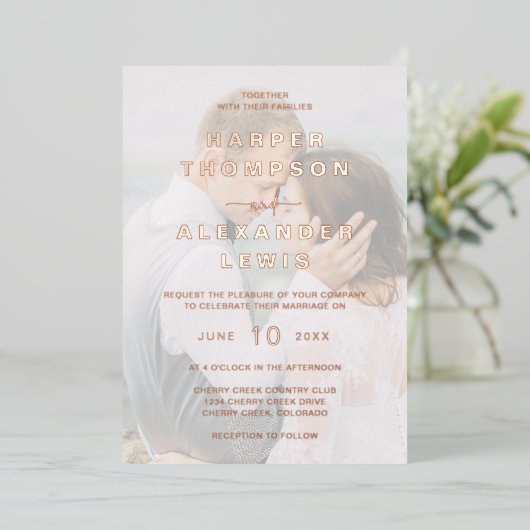 Moderne Roos voor fotoweddenschappen Gold Folie Uitnodiging (Staand Voorkant)