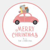 Moderne roze auto met kerstcadeaufamilie ronde sticker (Voorkant)